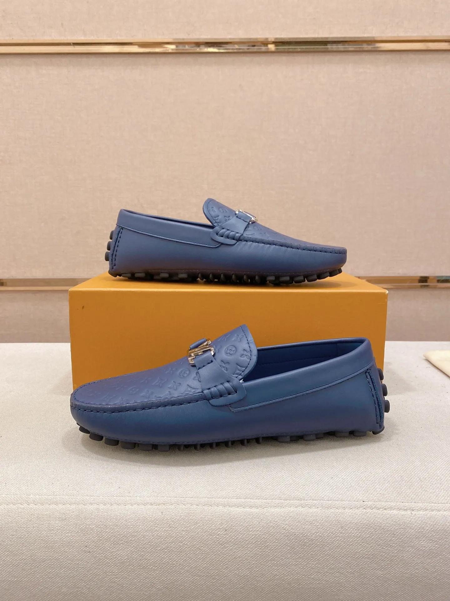Factory price: 500💰High-end quality! LV 🆕🆕Exclusive hot-selling products in stock🔥🔥New products on the shelves, high-quality Ferragamo men's pea shoes, high-end casual driving shoes, with complete packaging! 💪 💪 Material: imported first-layer cowhide 🐂 + imported high-quality buffalo leather lining + wear-resistant outsole 👍🏻👍🏻 Features: high-end and comfortable, purely handmade 🚀 🚀 Create the perfect shoes that suit you best 🔥 🔥 Size: (38-44) 45 standard size can be customized!